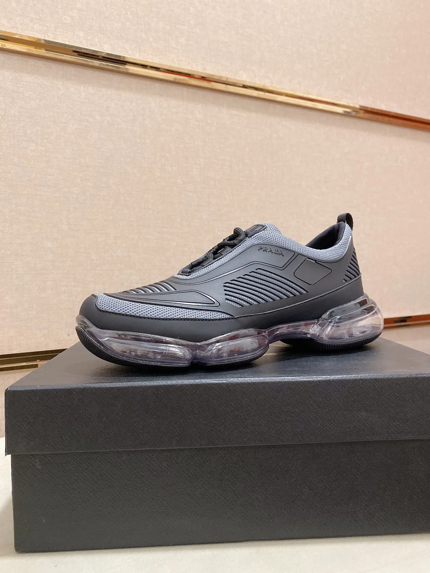 Factory price: 640💰 ✔️✔️✔️High-quality new PRADA counters are launched simultaneously. The new men's shoes and 😘fabric are made of high-tech glue-spraying technology. Lining: Full cowhide lining. 👍🏿 High-end ☄️ air-cushion molded anti-slip rubber outsole, exquisite lines, simple and elegant, comfortable and high-end for leisure travel. Code number: 38 to 45